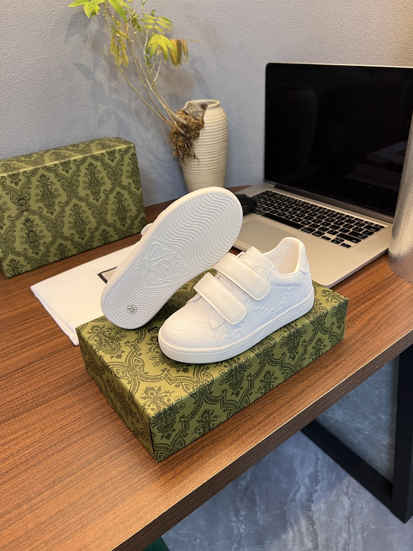 Children's shoes child